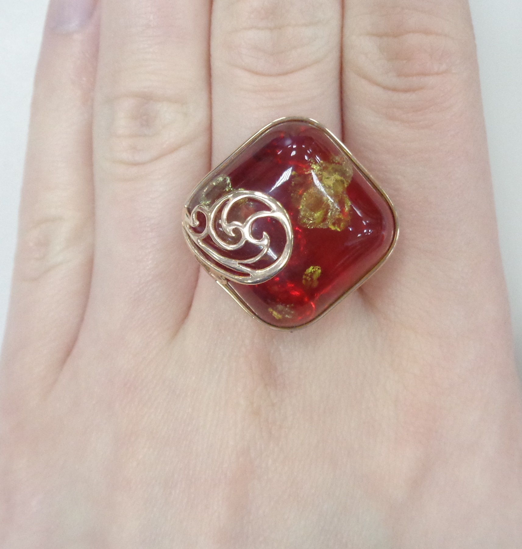 Серебряное кольцо с янтарем